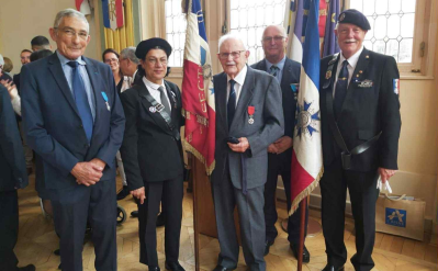 Les Compagnons de l'ANMONM, la porte drapeau et Maurice DECQ