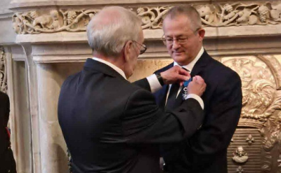 Le Sénateur Maire Honoraire Pierre ANDRE remet les insignes