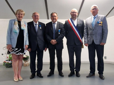 Le récipiendaire accompagné de sa marraine, du Président de l'union des maires ruraux de l'Aisne et des compagnons de l'ONM